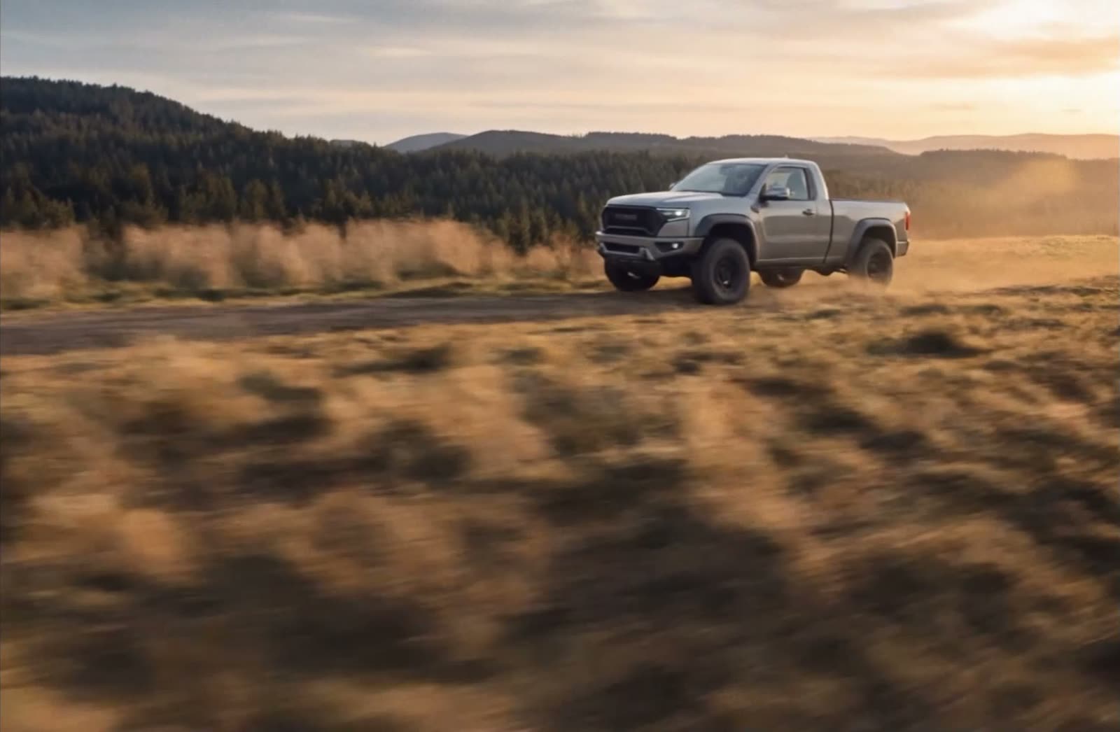 Gün batımında toprak yolda pickup — film karesi