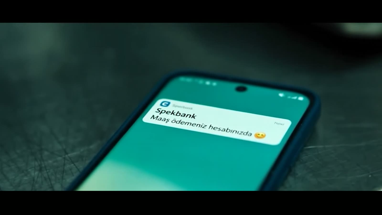 Telefon ekranında maaş bildirimi